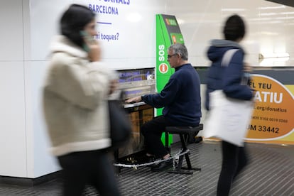 Jeroni Oliva, encarregat de la producció del projecte Concurs Maria Canals, toca el piano a l'estació de Ferrocarrils de Gràcia.