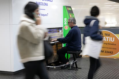 Jeroni Oliva, encargado de la producció del proyecto Concurso Maria Canals, toca el piano de la estación de Ferrocarrils de Gràcia. Foto: Massimiliano Minocri