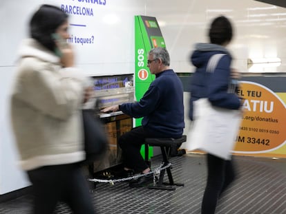 Jeroni Oliva, encargado de la producció del proyecto Concurso Maria Canals, toca el piano de la estación de Ferrocarrils de Gràcia. Foto: Massimiliano Minocri