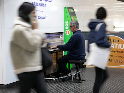 Jeroni Oliva, encarregat de la producció del projecte Concurs Maria Canals, toca el piano a l'estació de Ferrocarrils de Gràcia.