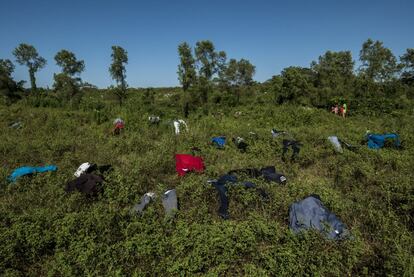 Os migrantes descansaram e lavaram sua roupa no dia 23 de outubro em Huixtla, uma pequena comunidade no Estado mexicano de Chiapas.