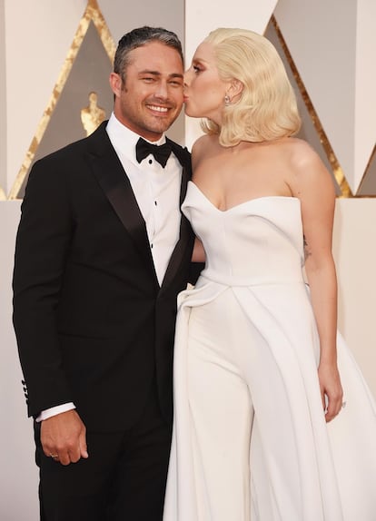 Lady Gaga acudió junto a su prometido Taylor Kinney. La cantante y actriz eligió un diseño de Brandon Maxwell, la firma de su estilista.