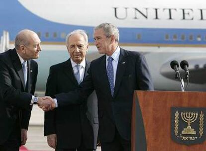 El primer ministro israelí, Ehud Olmert (izquierda), el presidente Simon Peres y el presidente estadounidense, George W. Bush, en Tel Aviv.