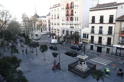 El Rastro de Madrid, vacío por el coronavirus este domingo.