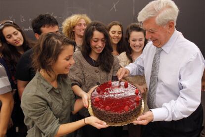 Vargas Llosa recibe una tarta de sus alumnos en la Universidad de Princeton.
