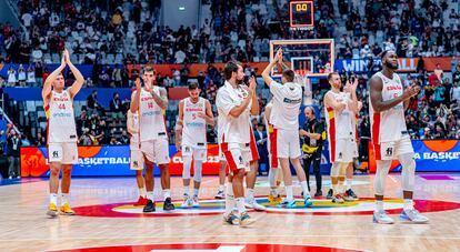 Los jugadores españoles, tras la derrota ante Canadá.