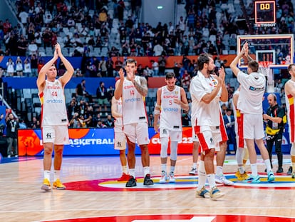 Los jugadores españoles, tras la derrota ante Canadá.