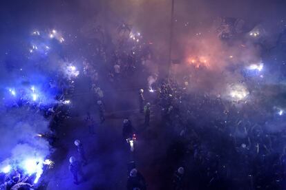 Hinchas del equipo brasileño Cruzeiro, antes del partido de la Copa Libertadores 2018 contra el argentino Boca Juniors, en el estadio Mineirao, Belo Horizonte (Brasil), el 4 de octubre de 2018.