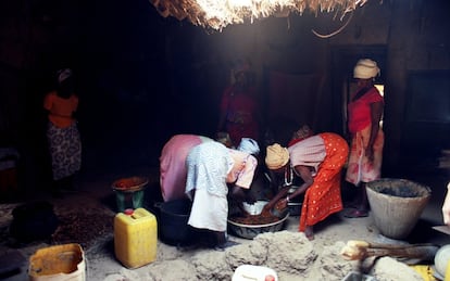 Mujeres de Elubaline preparan la cena para las casi 60 personas que viven en este impluvium, que es un tipo de casa típica de los pueblos diola y están diseñadas para acumular agua.

