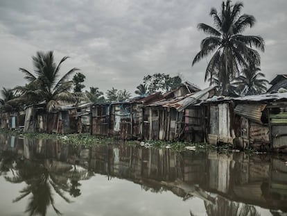 República Dominicana es uno de los diez países más pobres de América Latina, casi un 40% de su población vive en situación precaria. Unas 300.000 personas se alojan en viviendas poco dignas a lo largo de las orillas del río Ozama, que desemboca en el mar, tal como se ve en la imagen, en Santo Domingo, la capital.