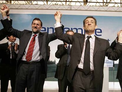 Mariano Rajoy (izquierda) y Nicolas Sarkozy, anoche, en un mitin ante la colonia francesa en Madrid.