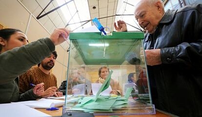 6,5 millones de electores pondrán a prueba la dimensión del nuevo ciclo que auguran las encuestas. En la imagen, una mesa electoral en el colegio Heliópolis de Sevilla.