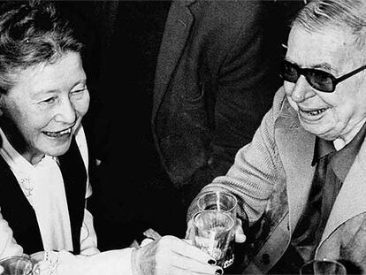 Los escritores franceses Simone de Beauvoir y Jean Paul Sartre, en 1977.