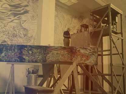 Josep Renau trabaja en México en su gran mural 'España hacia América', hoy destruido.