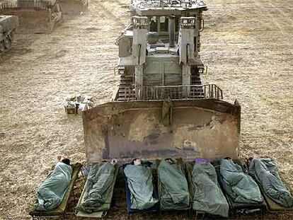 Militares israelíes duermen en los alrededores del Mefalsim, junto a la frontera norte de la franja de Gaza.