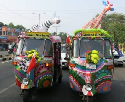 Participantes en el 'raid' por el sur de India a los mandos de sus 'tuk-tuks'.