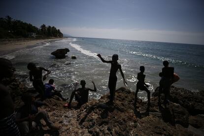 Un grupo de niños pescan en la costa cerca de Jacmel (Haitíí). Semanas de agitación política están afectando especialmente a ciudades y pueblos fuera de la capital de Puerto Príncipe, lo que obliga a las organizaciones no gubernamentales a suspender ayuda a medida que las barricadas cortan el flujo de bienes entre la ciudad y el campo.