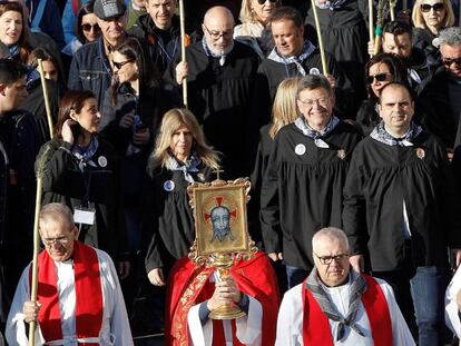 La alcaldesa de Alicante, Eva Montesinos, en el centro, tras la imagen religiosa, con el presidente de la Generalitat, Ximo Puig, a su izquierda.