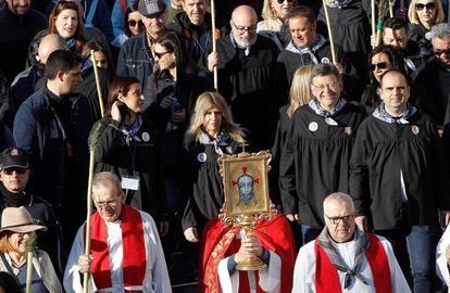 La alcaldesa de Alicante, Eva Montesinos, en el centro, tras la imagen religiosa, con el presidente de la Generalitat, Ximo Puig, a su izquierda.