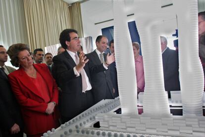 Calatrava, entre Rita Barberá y Francisco Camps, en la presentación del proyecto, en 2005.