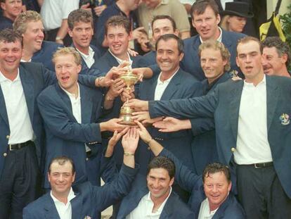 Severiano Ballesteros, capitán del equipo de Europa, celebra con sus compañeros la conquista de la Copa Ryder de 1997 ante Estados Unidos.