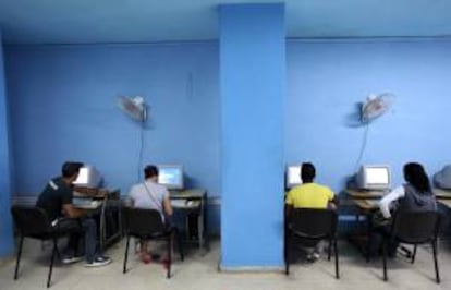 Varias personas acceden a Internet en una sala de navegación el pasado 28 de mayo de, en La Habana (Cuba).