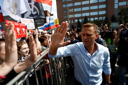 Alexéi Navalni asiste a una manifestación en apoyo a los candidatos independientes que no fueron autorizados a participar en las elecciones a la Duma, el 20 de julio en Moscú.  