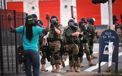 La Policía bloquea, la tarde del lunes, a manifestantes en el centro de Ferguson.