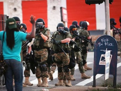 A polícia bloqueia a entrada de manifestantes no centro de Ferguson, no protesto desta segunda-feira.