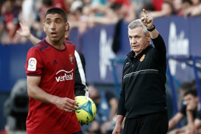 El entrenador mexicano del RCD Mallorca Javier Aguirre durante el partido de la jornada 38 de Liga en Primera División que Atlético Osasuna y RCD Mallorca disputan en el estadio de El Sadar, en Pamplona.