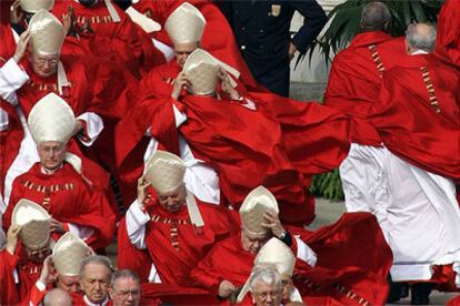 Un grupo de cardenales durante el funeral por Juan Pablo II.