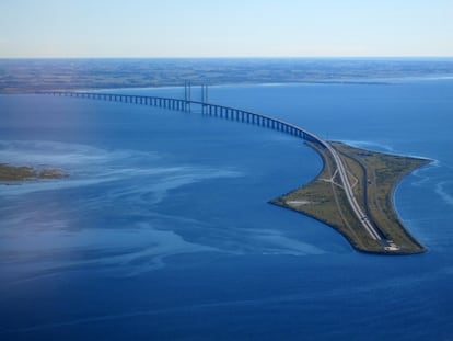 16 kilómetros separaban Malmö (Suecia) de la capital danesa hasta que este puente-túnel, construido por la empresa española Dragados, permitió unir ambos países por autopista y ferrocarril. Una solución híbrida que hace parte del trayecto bajo el agua (con un túnel de 3.510 metros), sobre tierra (en la isla artificial de Pepparholmen, que sirve de transición) y por el aire (con un puente atirantado de hormigón y acero de casi ocho kilómetros). Para Pedro Torrijos se trata de una proeza de la ingeniería que va más allá, definiéndolo como un camino conceptual y psicológicamente muy interesante. “Parece que estás todo el rato orbitando alrededor de la línea del agua pero nunca la llegas a tocar. Es ese lugar imposible para el ser humano, ese acto de caminar sobre el agua que recuerda al famoso milagro atribuido a Jesús”.