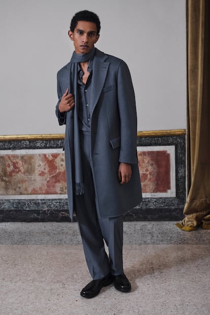 Un modelo de Brioni en la Milan Fashion Week celebrada en enero de 2025.