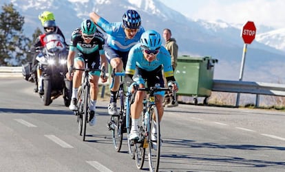 López (Astana), seguido de Marc Soler (Movistar) y Mühlberger (Bora-Hansgrohe), al final de la cuarta etapa de la Volta.