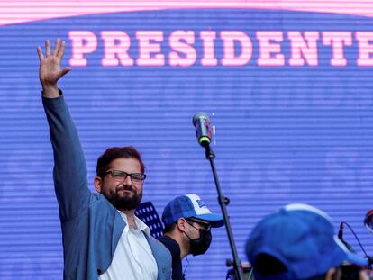 Gabriel Boric saluda durante el cierre de su campaña electoral por la presidencia de Chile, el 16 de diciembre en Santiago.
