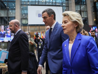 Desde la izquierda, el presidente del Consejo Europeo, Charles Michel, el presidente del Gobierno español, Pedro Sánchez, y la presidenta de la Comisión Europea, Ursula von der Leyen, este viernes en Bruselas.