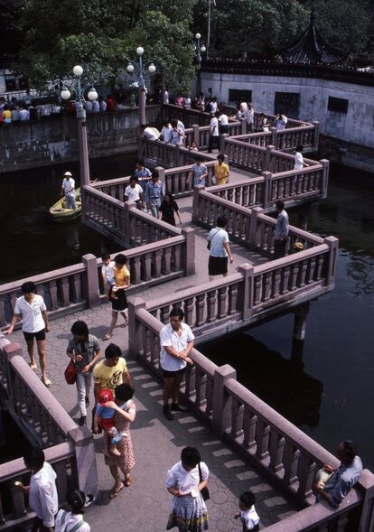 Puente del Jardín Yuyuan, uno de los más afamados de China. Fue construido en 1577 por un alto funcionario de la dinastía Ming para que sus padres disfrutaran de su vejez en un entorno tranquilo.