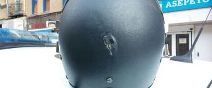 Agujero en el casco de la policía municipal herida grave.