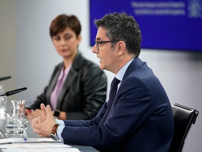 La ministra portavoz del Gobierno, Isabel Rodríguez, y el ministro de la Presidencia, Félix Bolaños, este lunes en su conferencia de prensa en La Moncloa.