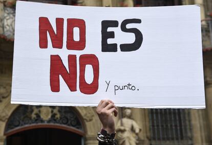 Una mujer sostiene una pancarta durante una demostración encontrar del machismo.