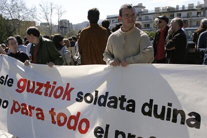 Profesores de la UPV, en una concentración en el campus de San Sebastián, en marzo pasado.