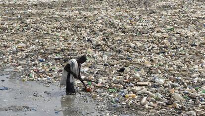 Una playa llena de plásticos en Costa de Marfil.