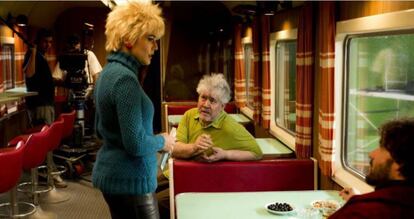 Pedro Almodóvar and actress Adriana Ugarte on the set of 'Julieta'.