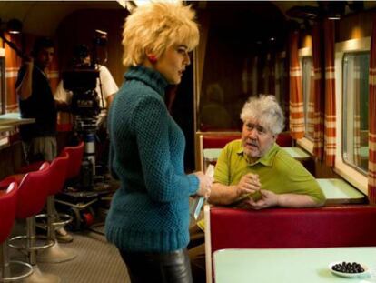 Pedro Almodóvar and actress Adriana Ugarte on the set of 'Julieta'.