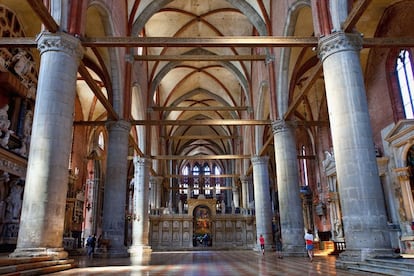 Como abejas a la miel, los visitantes se siente atraídos hacia el fondo de esta tenebrosa iglesia Santa María dei Frairi donde se encuentra 'La Asunción de la Virgen', el cuadro pintado por Tiziano en 1518 y una de sus obras maestras, ubicada en el altar mayor.