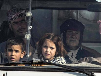 Una familia de kurdos sirios abandona la localidad de Ras al Ain hacia la vecina Tel Tamer, el 19 de octubre.