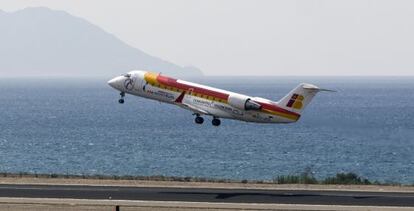 Un avi&oacute;n de Air Nostrum despega del aeropuerto de Almer&iacute;a 