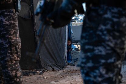 Un niño iraquí se asoma desde su tienda durante la operación antiterrorista lanzada en la madrugada del domingo en los campos de Al Hol para familiares del ISIS, en el noreste de Siria. En Al Hol malviven cautivos en insalubres condiciones más de 34.000 menores de 12 años; muchos de ellos fueron concebidos bajo el califato y acumulan traumas tras un lustro de guerra y huidas. Más de 400 lactantes han fallecido desde 2019 por desnutrición aguda o enfermedades respiratorias graves. Tan solo un centenar de niños occidentales, la mayoría huérfanos, han sido repatriados a sus países de origen. Las milicias kurdo-árabes advierten de la posible radicalización de los menores durante su cautiverio en Al Hol.