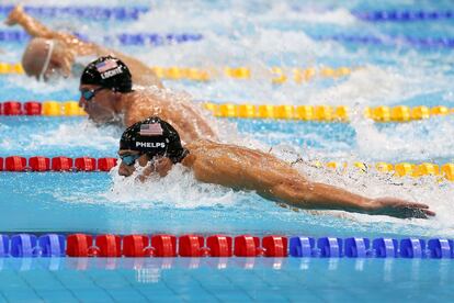 Los estadounidenses Michael Phelps y Ryan Lochte en la carrera de 200 metros.