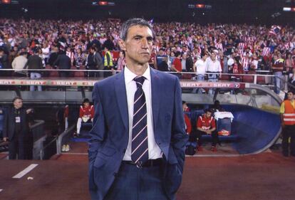 El antiguo defensa central Antonio Álvarez instantes antes de dirigir al Sevilla FC como entrenador en la final de la Copa del Rey en 2010.